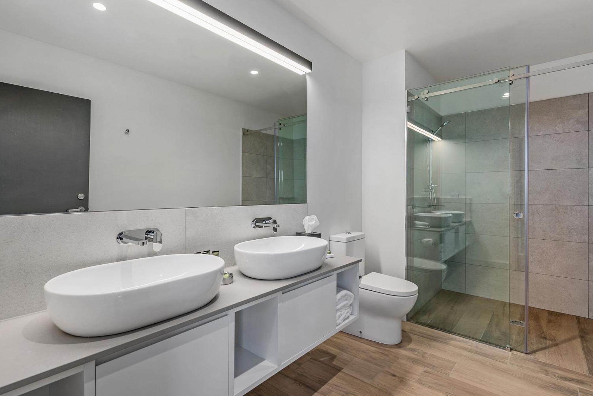 เป็ปเปอร์ส ไซโล ลอนเชสตัน Hotel ภายนอก รูปภาพ Bathroom with a shower enclosure