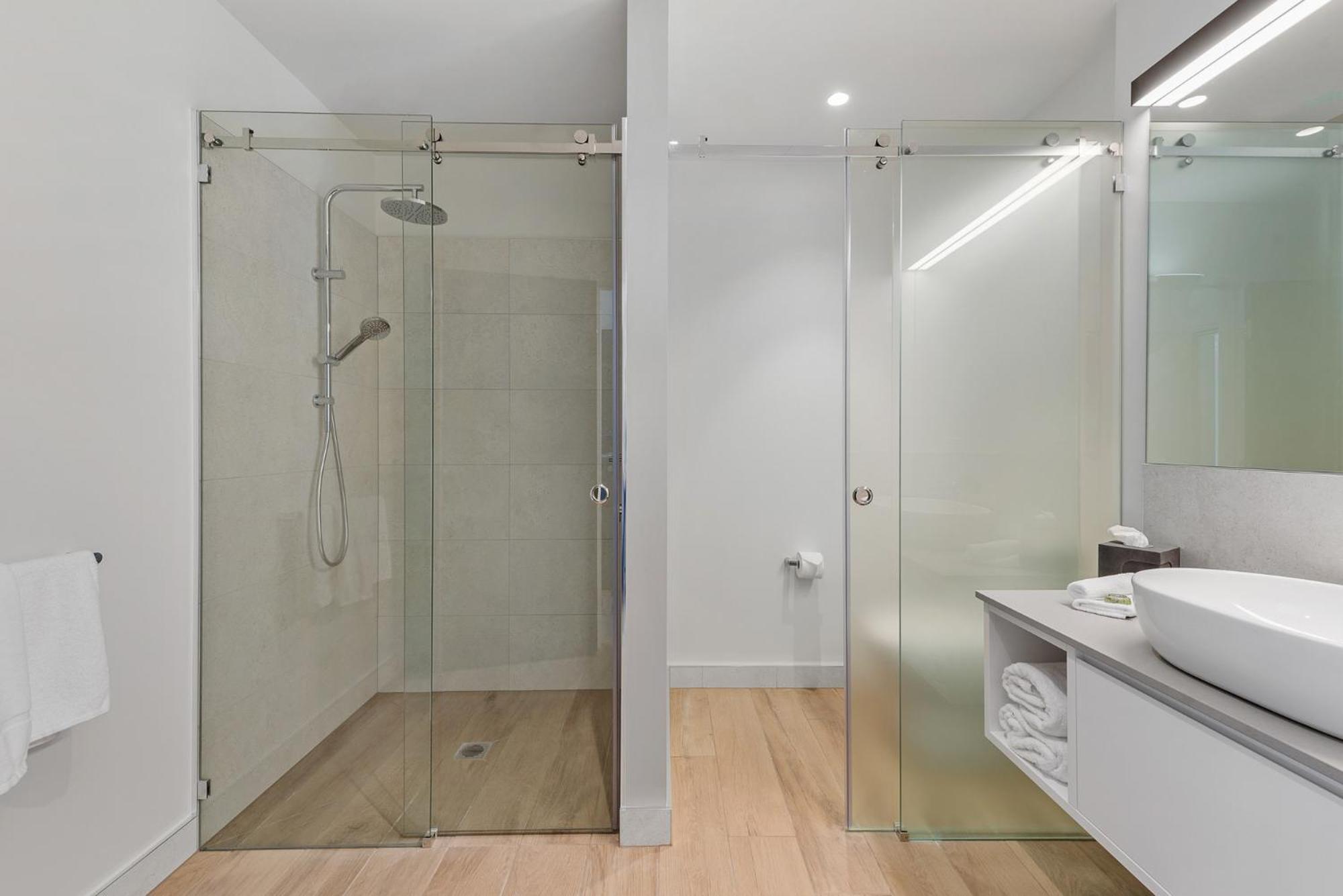 เป็ปเปอร์ส ไซโล ลอนเชสตัน Hotel ภายนอก รูปภาพ A shower enclosure