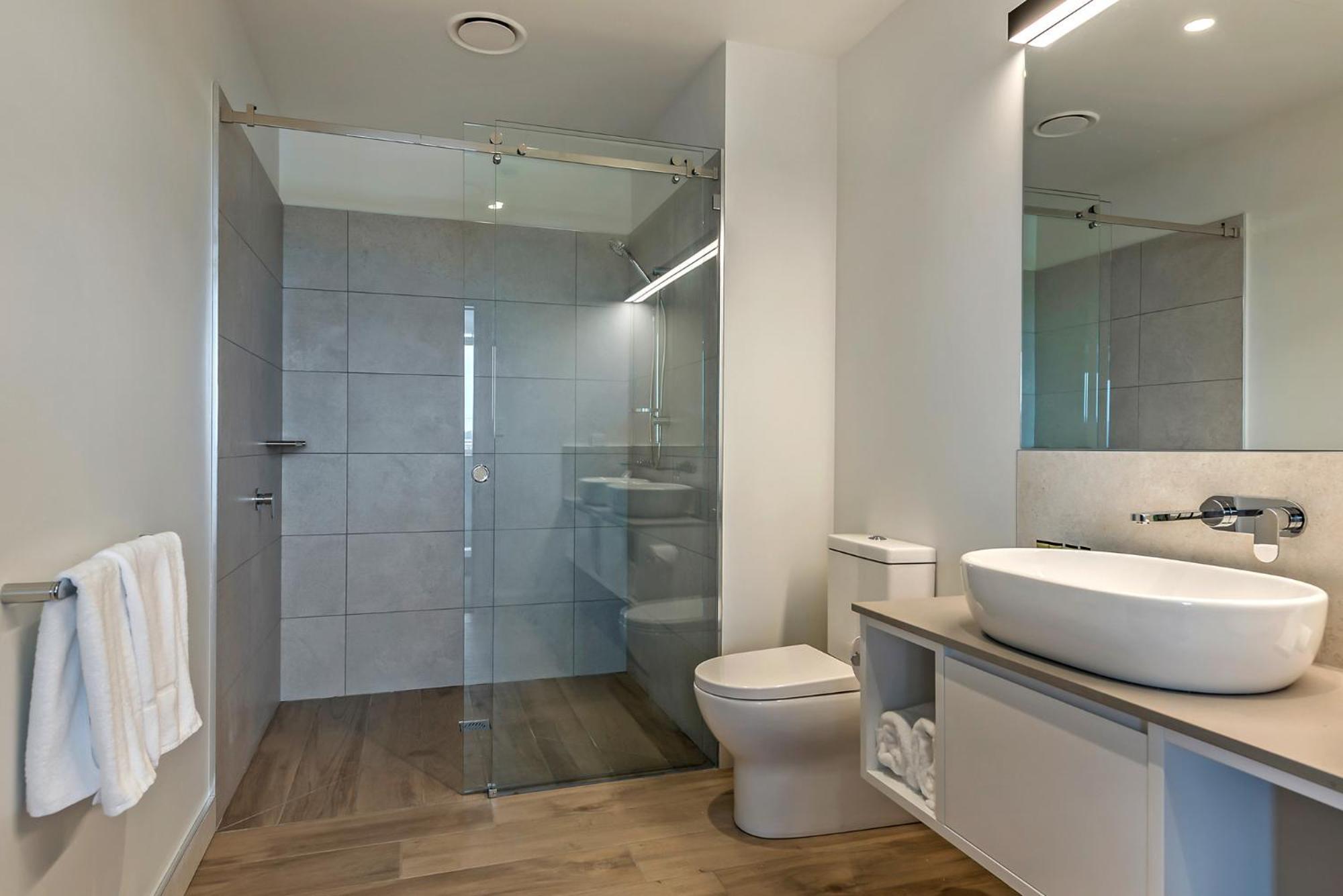 เป็ปเปอร์ส ไซโล ลอนเชสตัน Hotel ภายนอก รูปภาพ A modern bathroom