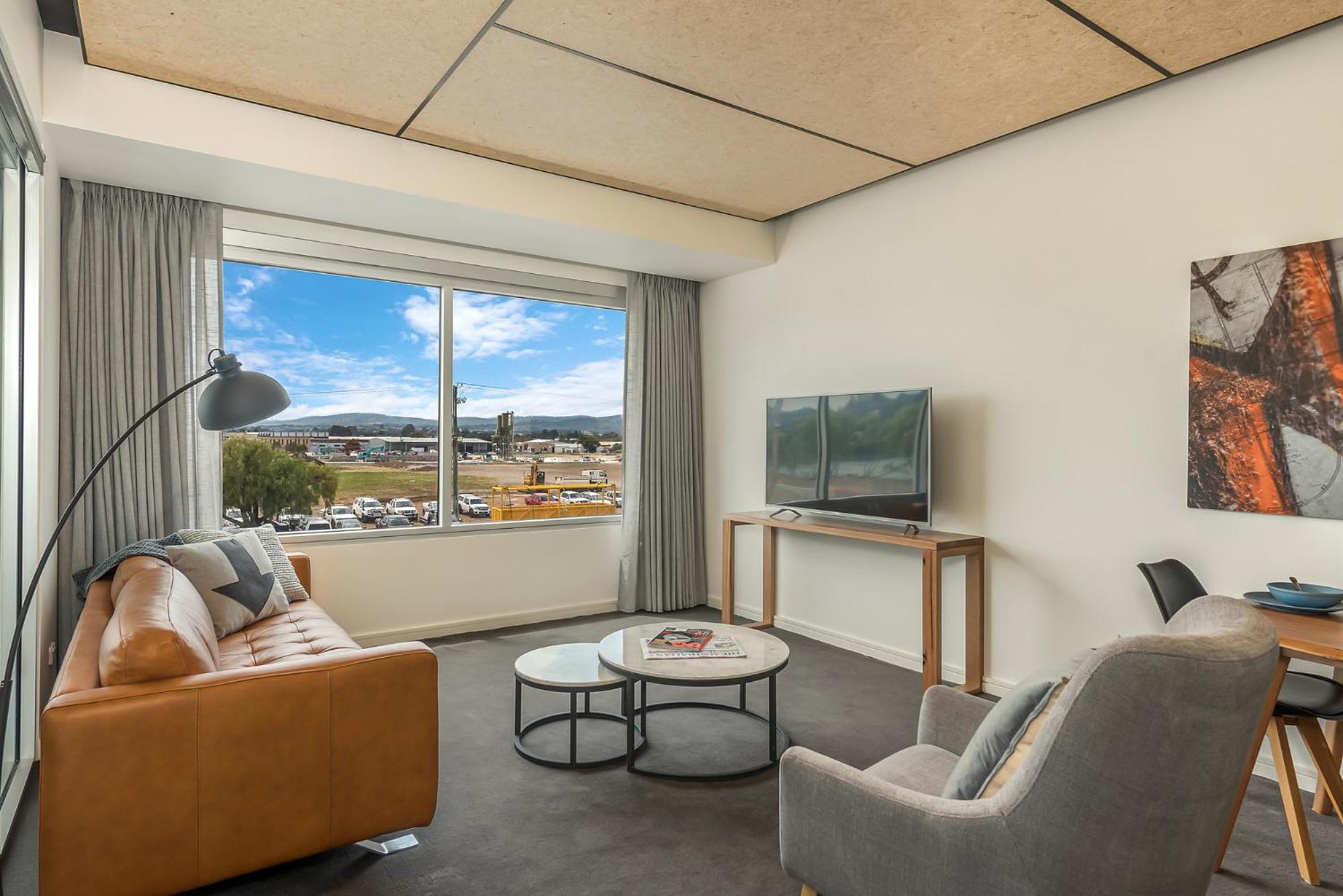 เป็ปเปอร์ส ไซโล ลอนเชสตัน Hotel ภายนอก รูปภาพ A living room in a typical apartment at the hotel