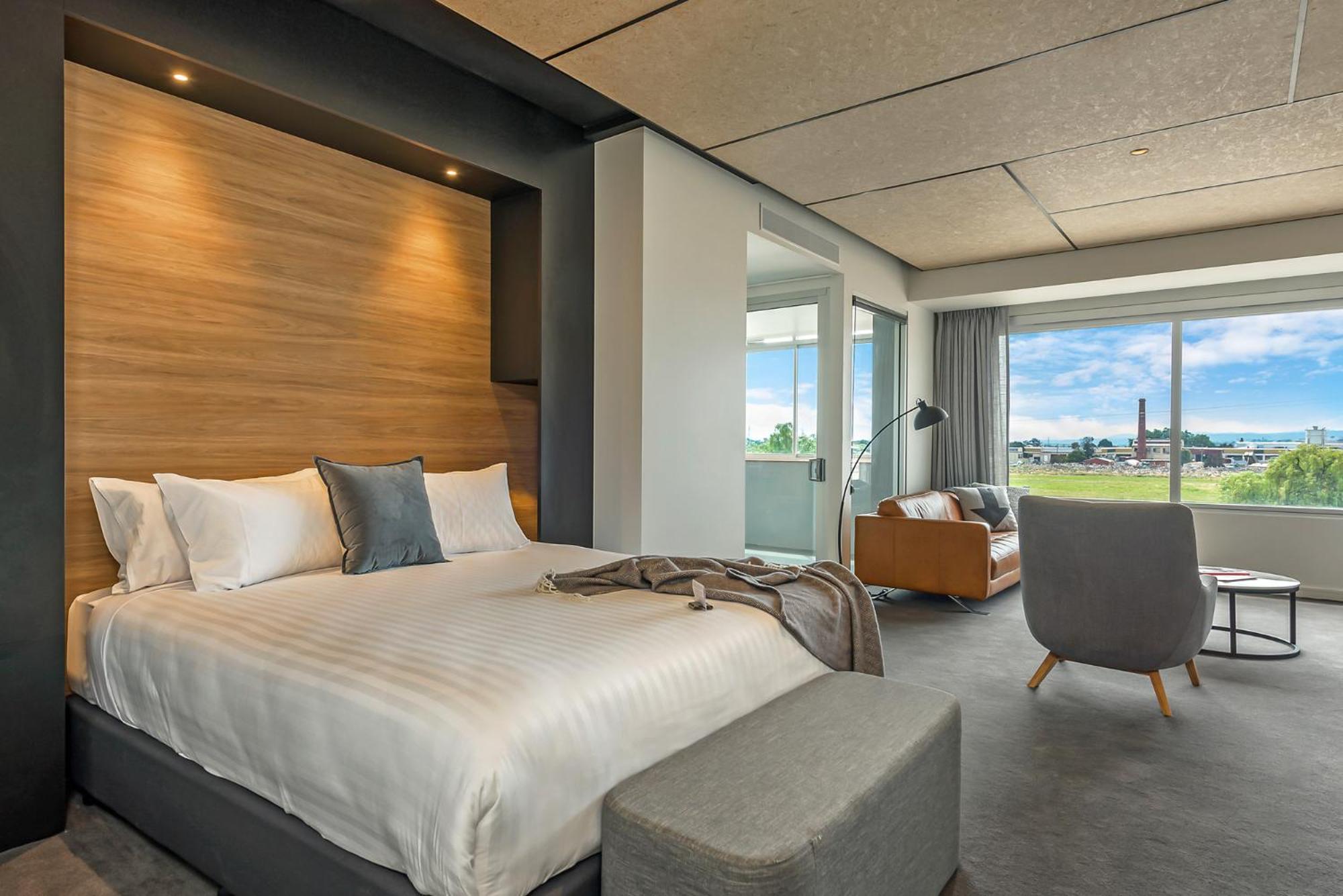 เป็ปเปอร์ส ไซโล ลอนเชสตัน Hotel ห้อง รูปภาพ A bedroom at the hotel