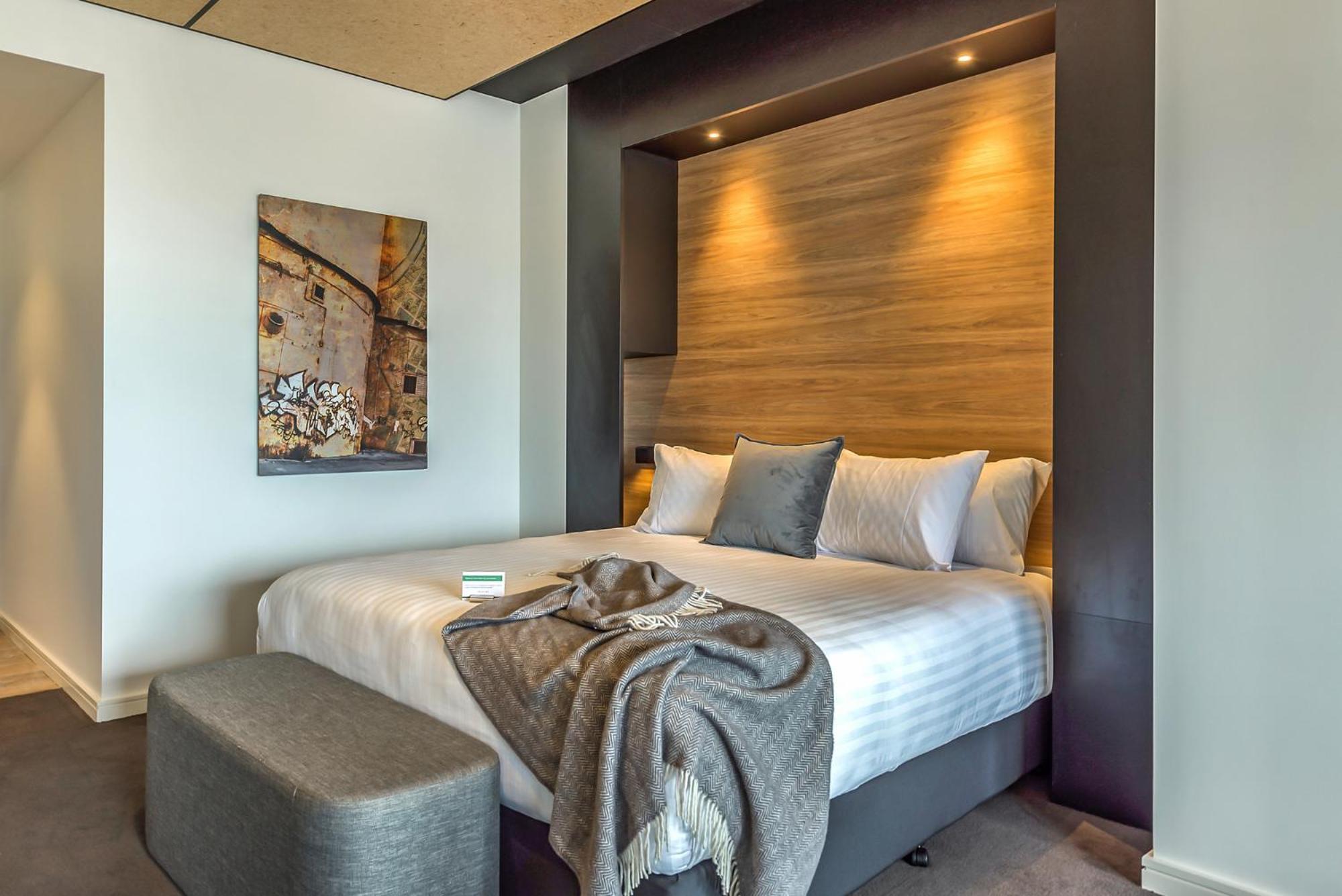 เป็ปเปอร์ส ไซโล ลอนเชสตัน Hotel ภายนอก รูปภาพ A bedroom at the hotel