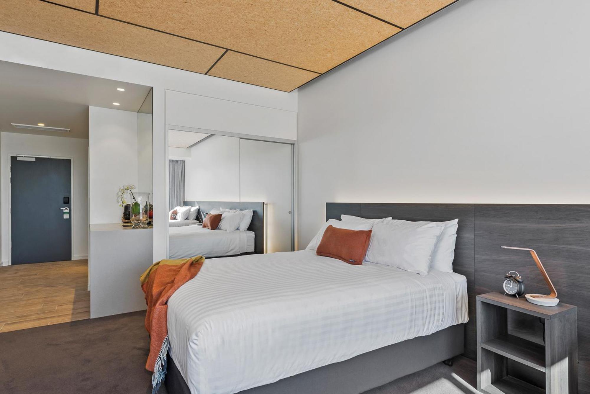 เป็ปเปอร์ส ไซโล ลอนเชสตัน Hotel ภายนอก รูปภาพ A bedroom at the hotel