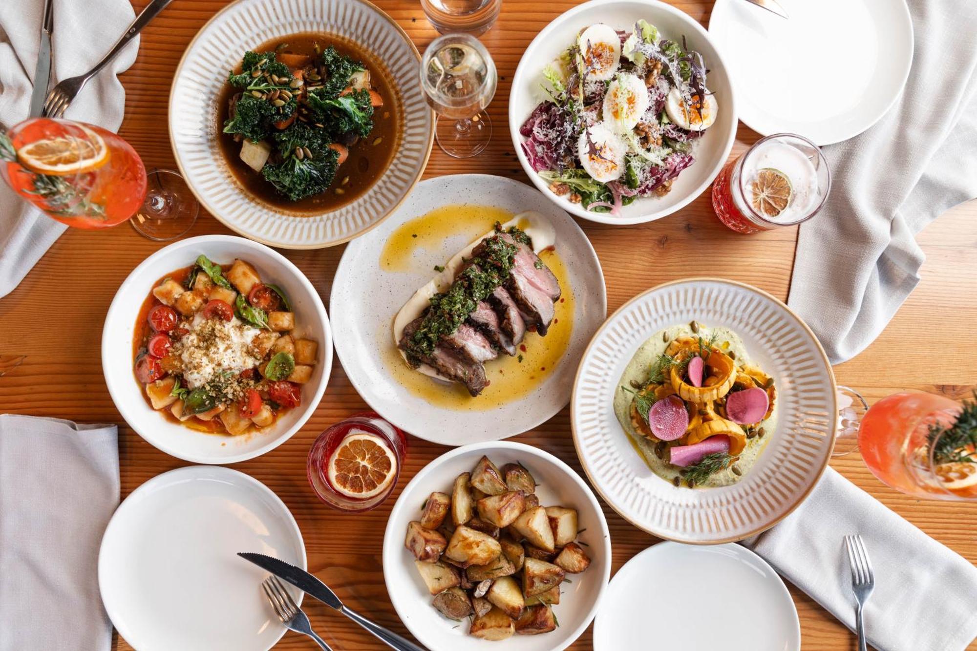 เป็ปเปอร์ส ไซโล ลอนเชสตัน Hotel ภายนอก รูปภาพ Dishes at the restaurant
