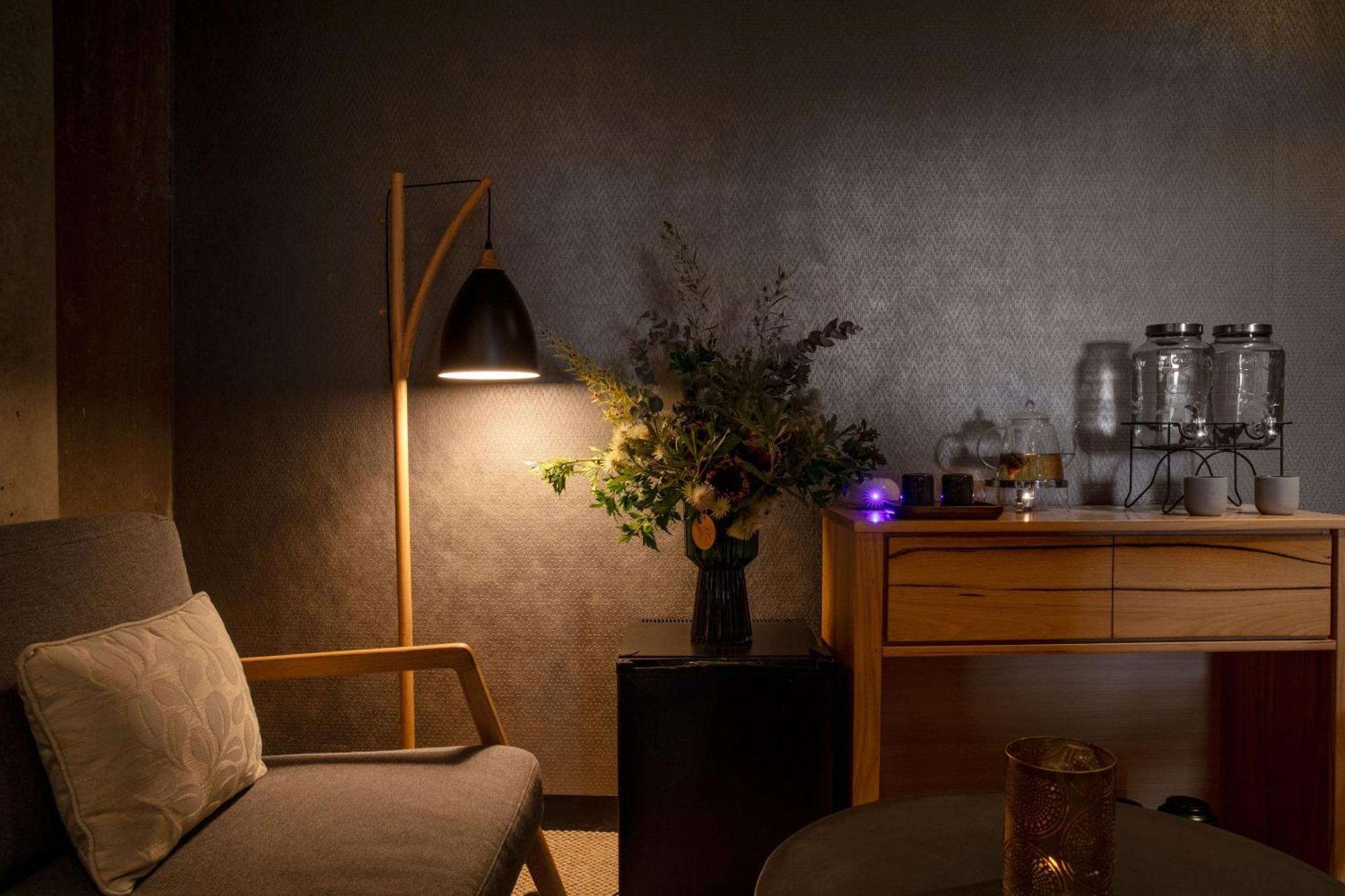 เป็ปเปอร์ส ไซโล ลอนเชสตัน Hotel ภายนอก รูปภาพ A floor lamp