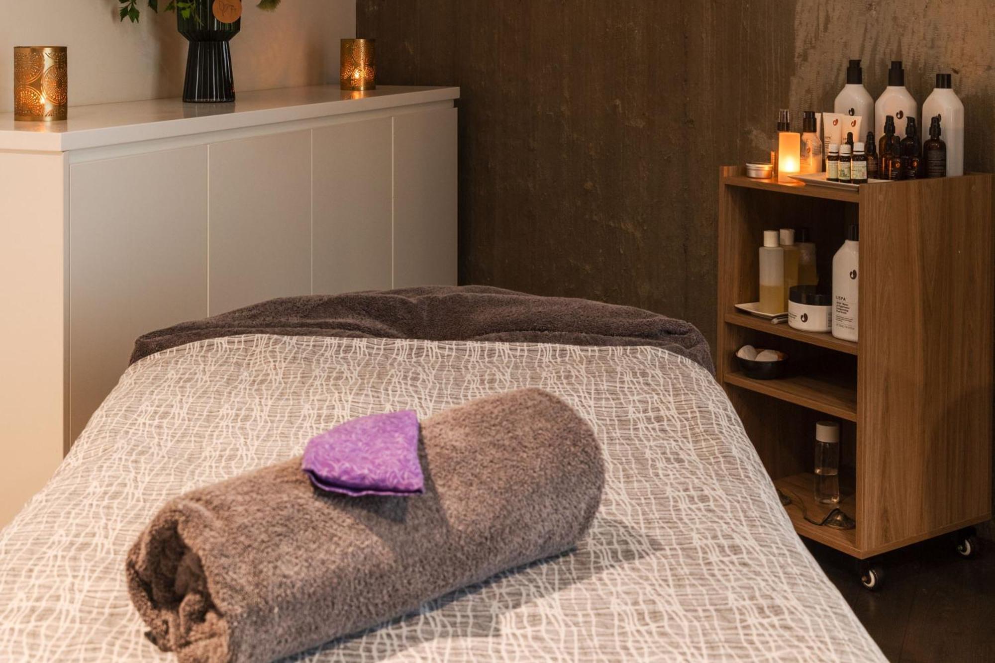 เป็ปเปอร์ส ไซโล ลอนเชสตัน Hotel ภายนอก รูปภาพ Massage table