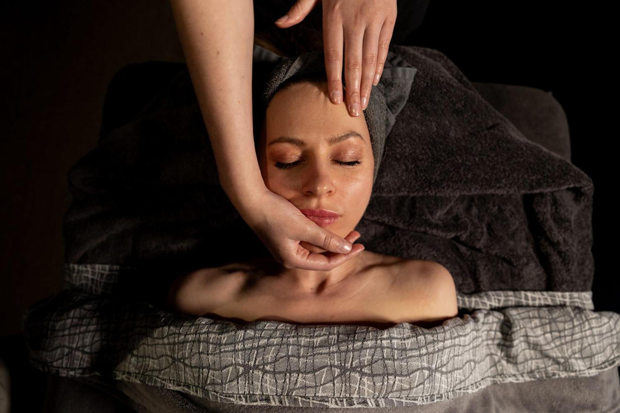 เป็ปเปอร์ส ไซโล ลอนเชสตัน Hotel ภายนอก รูปภาพ A woman receiving a facial massage
