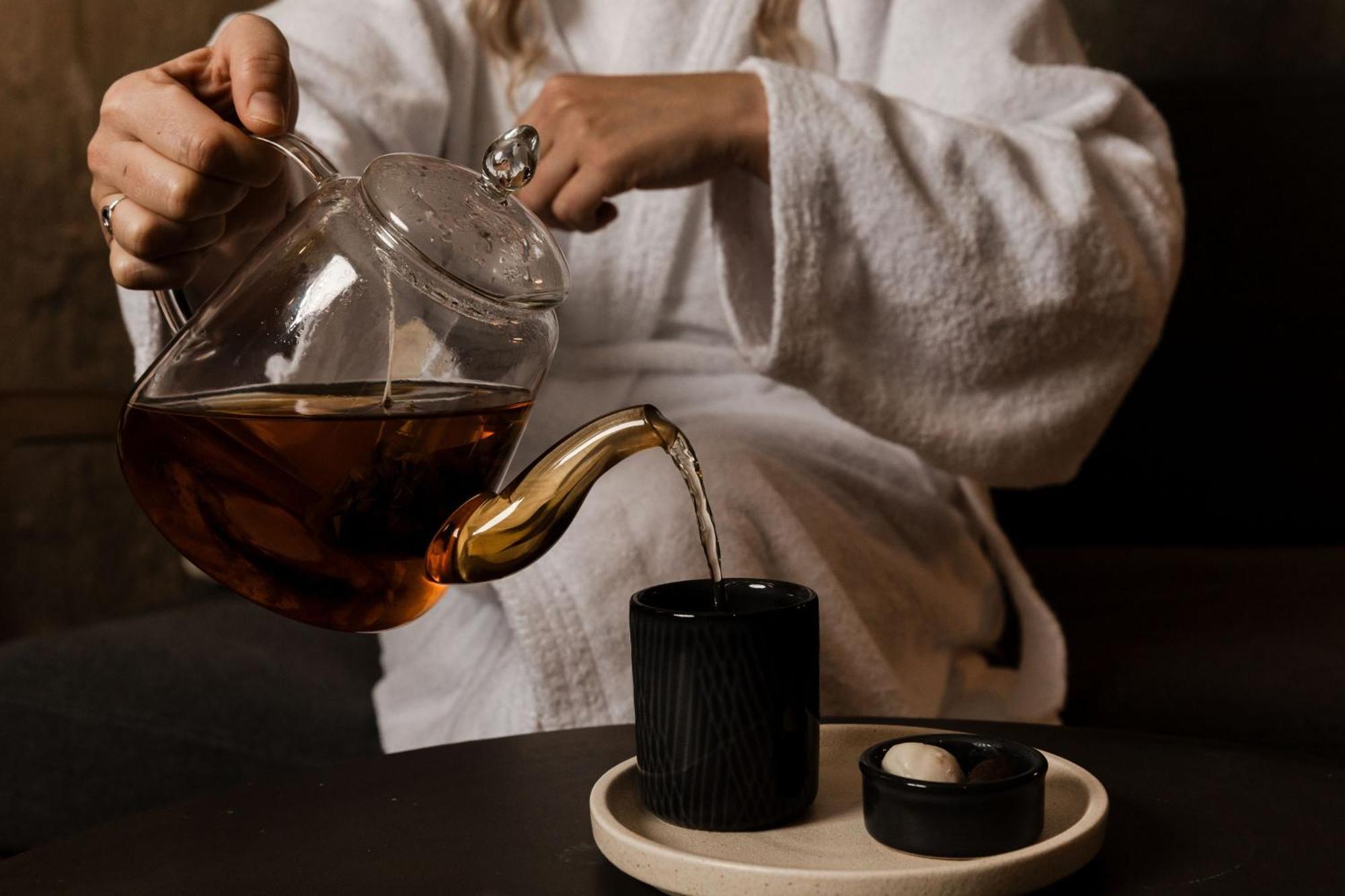 เป็ปเปอร์ส ไซโล ลอนเชสตัน Hotel ภายนอก รูปภาพ A woman pouring tea