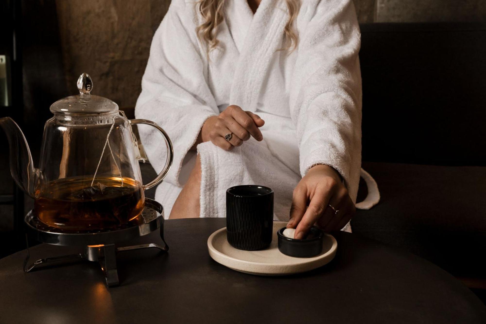 เป็ปเปอร์ส ไซโล ลอนเชสตัน Hotel ภายนอก รูปภาพ A woman wearing a bathrobe