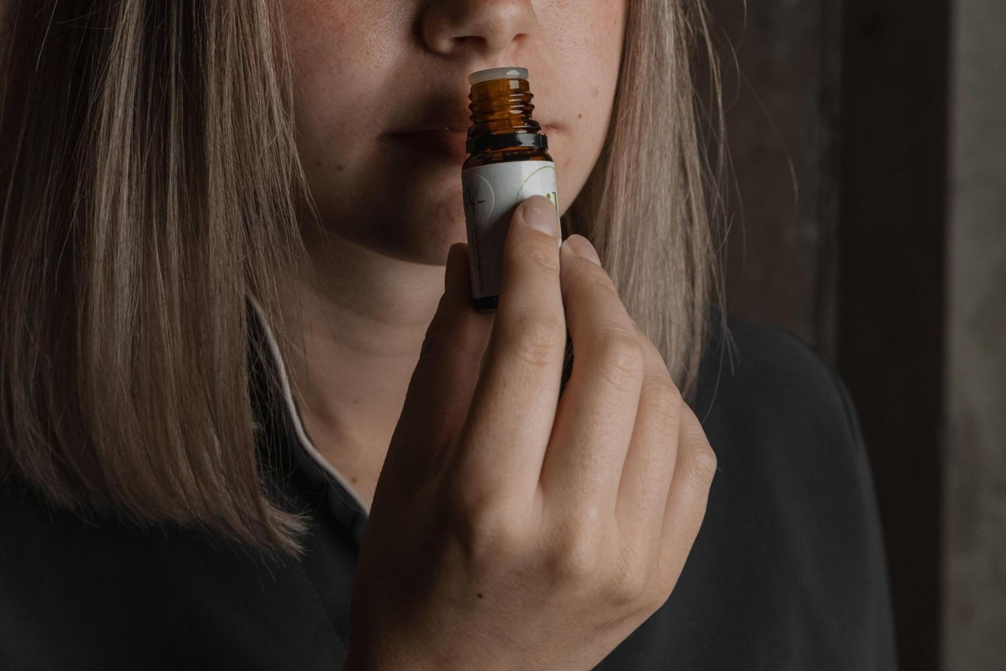 เป็ปเปอร์ส ไซโล ลอนเชสตัน Hotel ภายนอก รูปภาพ A woman smelling a bottle of essential oil