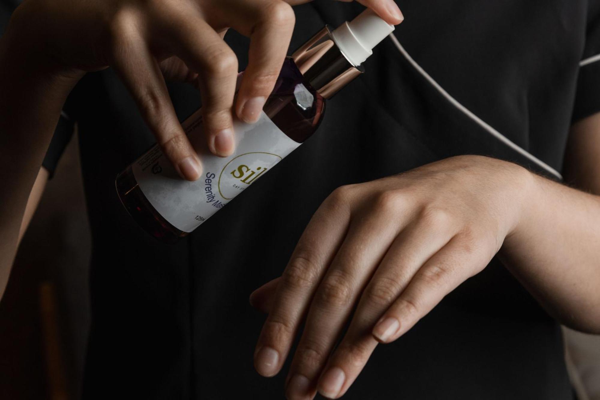 เป็ปเปอร์ส ไซโล ลอนเชสตัน Hotel ภายนอก รูปภาพ A woman applying a body oil