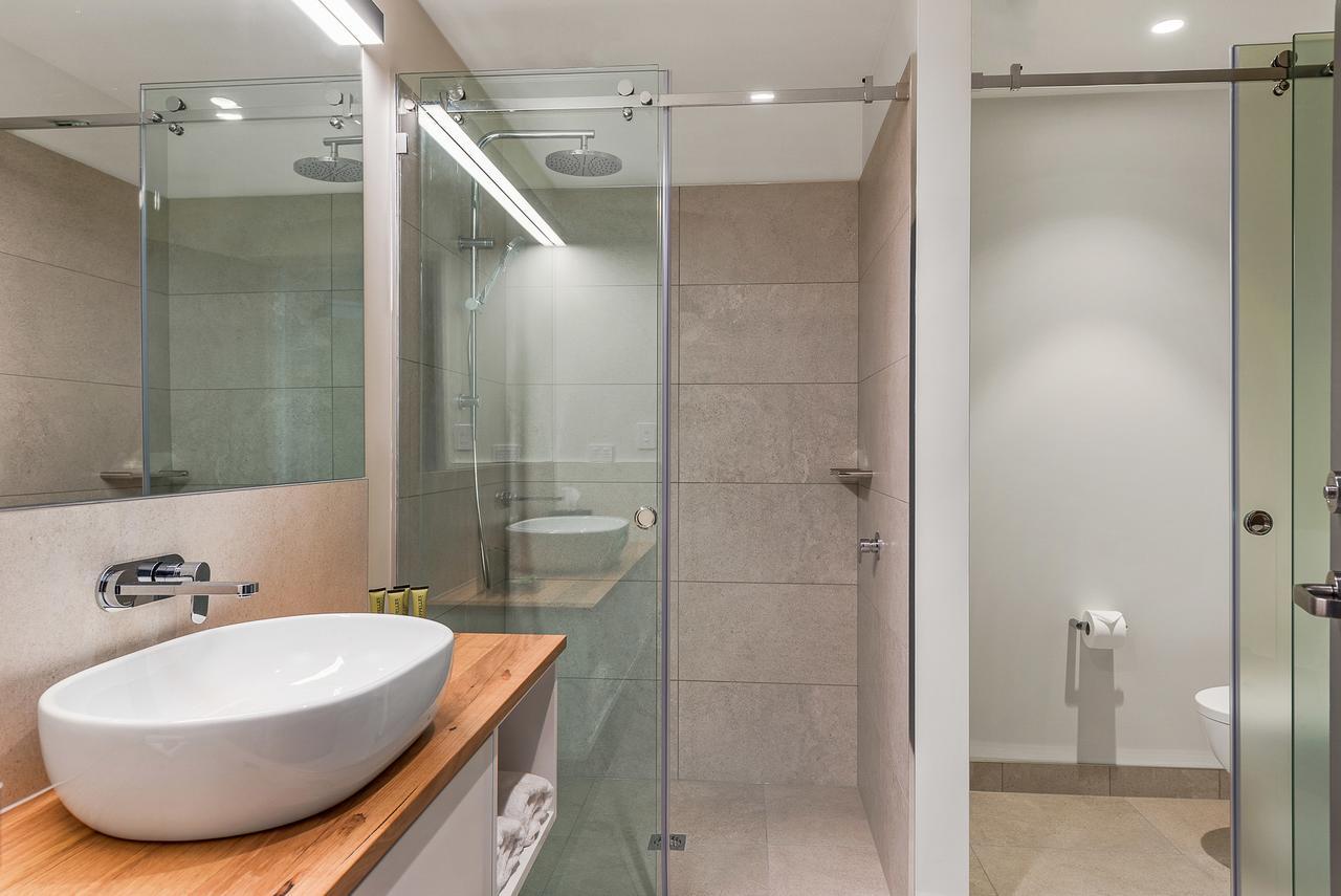 เป็ปเปอร์ส ไซโล ลอนเชสตัน Hotel ภายนอก รูปภาพ A shower with a sliding door