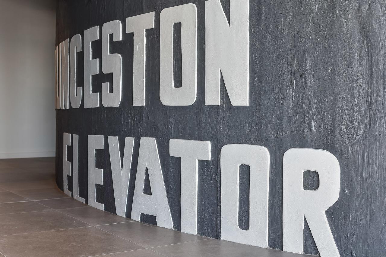 เป็ปเปอร์ส ไซโล ลอนเชสตัน Hotel ภายนอก รูปภาพ Entrance to the elevator