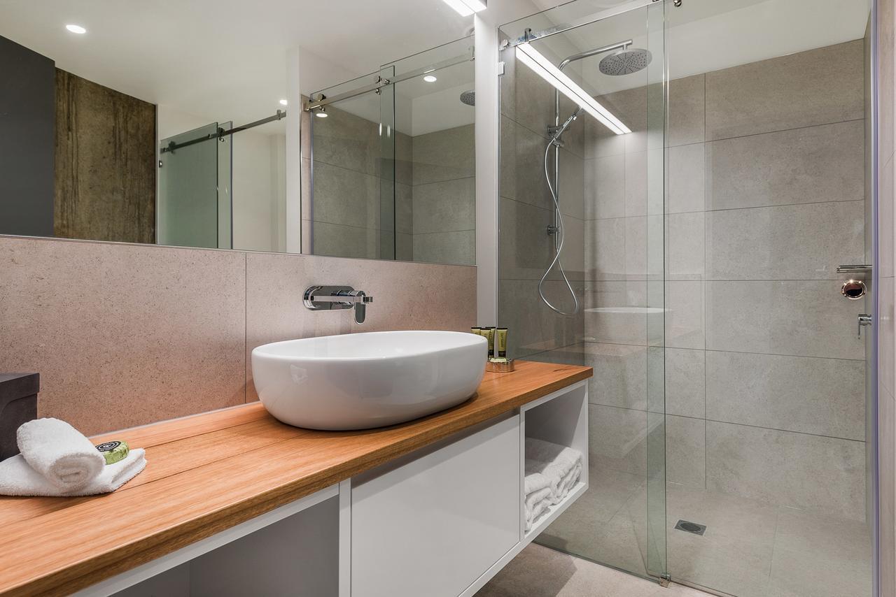 เป็ปเปอร์ส ไซโล ลอนเชสตัน Hotel ภายนอก รูปภาพ A modern bathroom with a shower enclosure