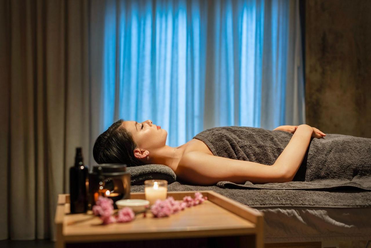 เป็ปเปอร์ส ไซโล ลอนเชสตัน Hotel ภายนอก รูปภาพ A woman relaxing at a spa