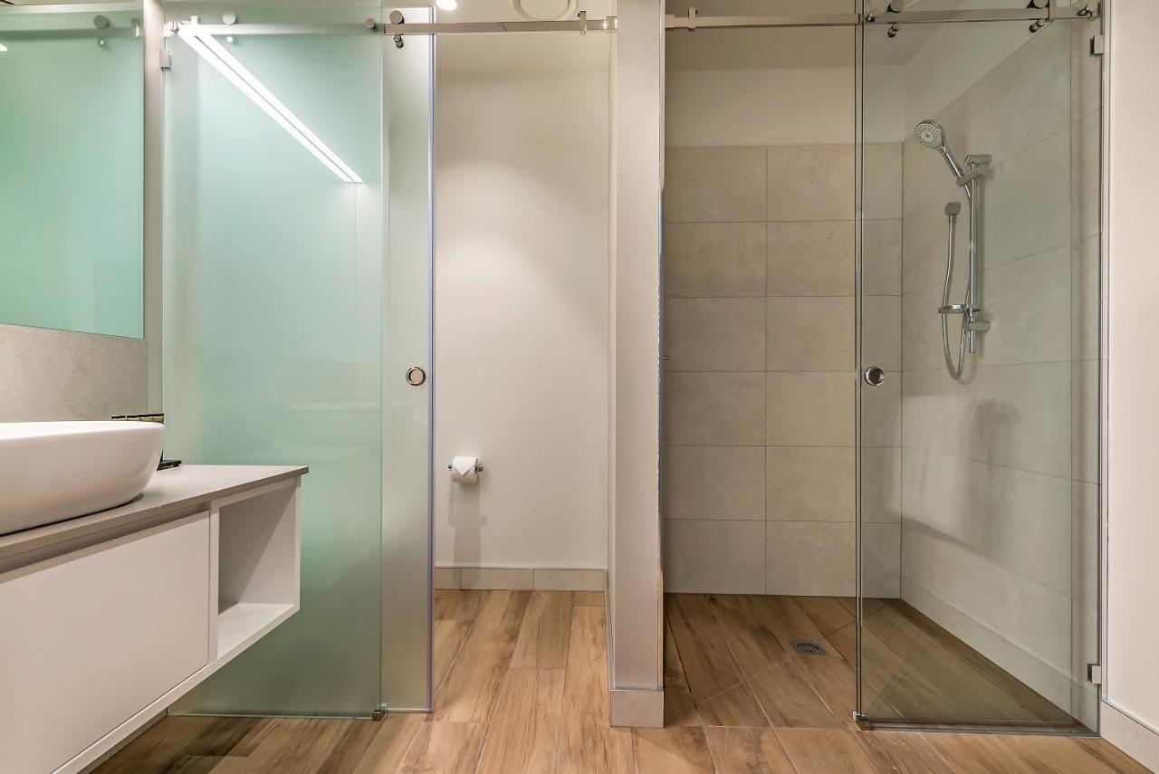 เป็ปเปอร์ส ไซโล ลอนเชสตัน Hotel ห้อง รูปภาพ A shower door